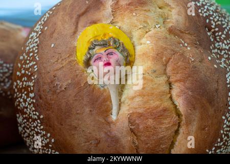 Marzipan-Figuren, die in Pan de yema gebacken wurden, oder Brot, das speziell für Day of the Dead in Oaxaca, Mexiko, gebacken wurde. Es ist ein süßes Brot mit extra Eigelb Stockfoto