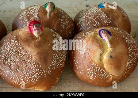 Marzipan-Figuren, die in Pan de yema gebacken wurden, oder Brot, das speziell für Day of the Dead in Oaxaca, Mexiko, gebacken wurde. Es ist ein süßes Brot mit extra Eigelb Stockfoto