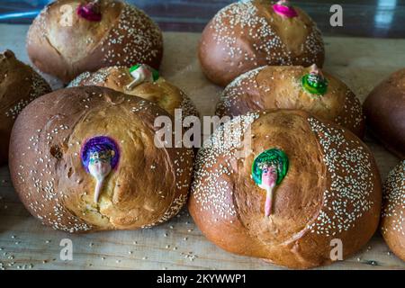 Marzipan-Figuren, die in Pan de yema gebacken wurden, oder Brot, das speziell für Day of the Dead in Oaxaca, Mexiko, gebacken wurde. Es ist ein süßes Brot mit extra Eigelb Stockfoto