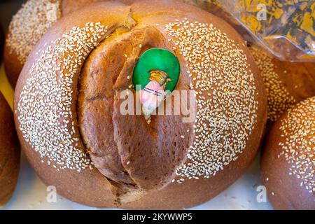 Marzipan-Figuren, die in Pan de yema gebacken wurden, oder Brot, das speziell für Day of the Dead in Oaxaca, Mexiko, gebacken wurde. Es ist ein süßes Brot mit extra Eigelb Stockfoto