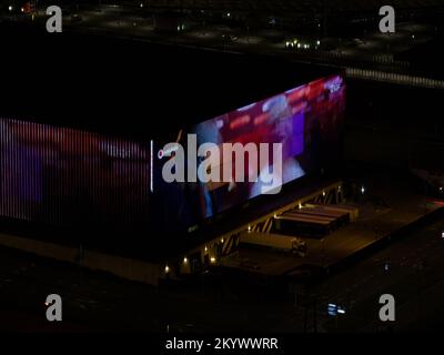 Amsterdam, 22.. September 2022, Niederlande. Ziggo Dome Konzertsaal. LED-Lichtwerbung an der Fassade. Musikkuppel neben dem Johan Cruijff Stockfoto