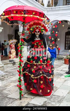 Eine Person auf Stelzen, verkleidet als La Catrina für einen Kostümwettbewerb zur Todestag-Feier in Oaxaca, Mexiko. Stockfoto
