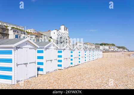 Hastings Beach mit blau-weiß gestreiften Strandhütten Hastings East Sussex England GB Europa Stockfoto