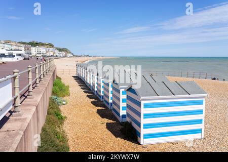 Hastings Beach mit blau-weiß gestreiften Strandhütten Hastings East Sussex England GB Europa Stockfoto