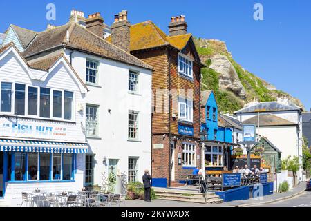 Hastings The Fish Hut Restaurant and Take Away und Dolphin Inn an der Rock-a-Nore Road Hastings Altstadt Hastings East Sussex England GB Europa Stockfoto