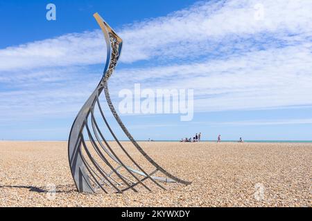 Hastings Beach The Landing eine Skulptur wie die Rute eines normannischen Langboots vom Bildhauer Leigh Dyer Hastings East Sussex England GB Europe Stockfoto