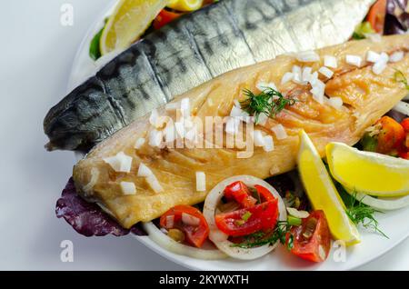 Heiße geräucherte schottische Makrelenfilets mit Zwiebeln, Tomaten und Salat, gesunde Ernährung Stockfoto