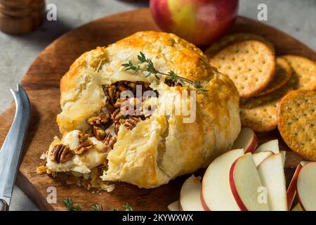 Hausgemachtes Brie Puff Gebäck mit Apfel und Crackers Stockfoto
