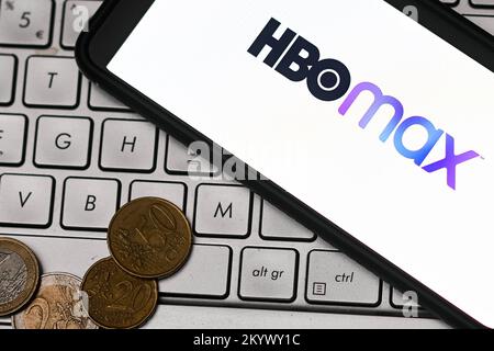 In dieser Abbildung wird ein HBO Max-Logo auf einem Smartphone angezeigt. Stockfoto