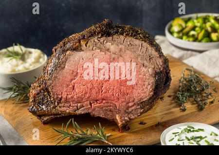 Hausgemachter Prime Rib Beef Roast mit Meerrettichsauce und Kartoffeln Stockfoto