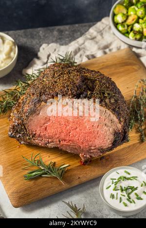 Hausgemachter Prime Rib Beef Roast mit Meerrettichsauce und Kartoffeln Stockfoto