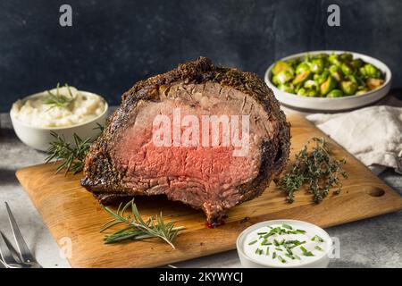 Hausgemachter Prime Rib Beef Roast mit Meerrettichsauce und Kartoffeln Stockfoto