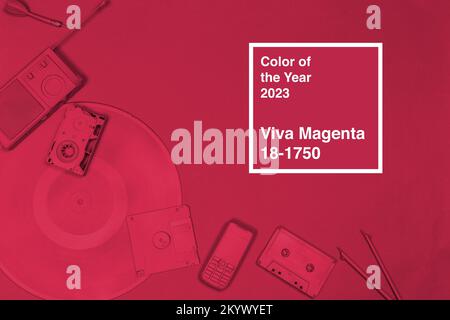 Musik legt Objekte flach. Farbe des Jahres 2023, Viva Magenta Stockfoto