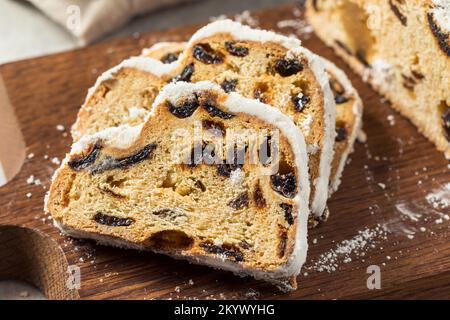 Hausgemachtes Weihnachtsbrot mit getrockneten Früchten und Puderzucker Stockfoto