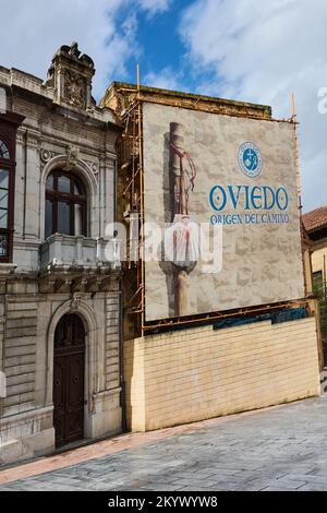 Oviedo, Spanien - 2. Dezember 2022: Straße im historischen Zentrum von Oviedo. Asturien, Spanien, mit einem Werbezeichen für den Camino de Santiago Stockfoto