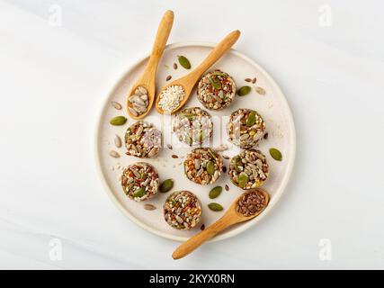 Teller mit hausgemachtem Kozinaki, kleinen nahrhaften Riegeln aus Bio-Samen und natürlichem Honig Stockfoto