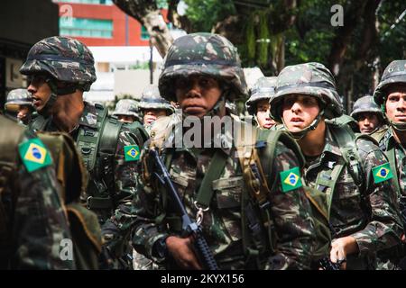 Salvador, Bahia, Brasilien - 07. September 2016: Junge Soldaten marschieren am brasilianischen Unabhängigkeitstag in der Stadt Salvador, Bahia. Stockfoto