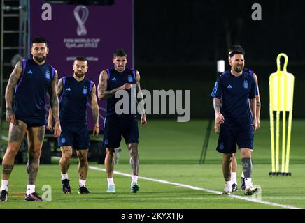 Doha, Katar. 02.. Dezember 2022. Argentiniens Stürmer Lionel Messi während eines Trainings an der Qatar University in Doha am 2. Dezember 2022, im Vorfeld des Fußballspiels der Katar-Weltmeisterschaft 2022 gegen Australien für die sechzehnte Runde. (Alejandro PAGNI/PHOTOXPHOTO) Kredit: Alejandro Pagni/Alamy Live News Stockfoto