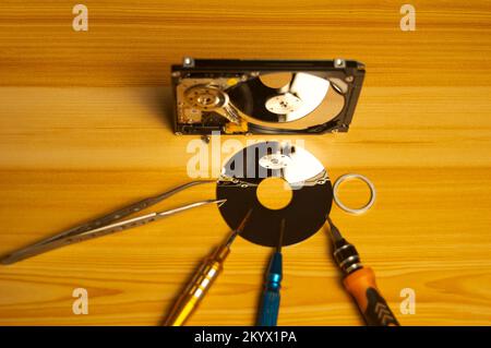 Ansicht von oben mit Reparaturteilen für Festplatten Stockfoto