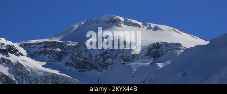 Schneebedeckte Berge von der Elm aus gesehen, Glarus Kanton. Stockfoto