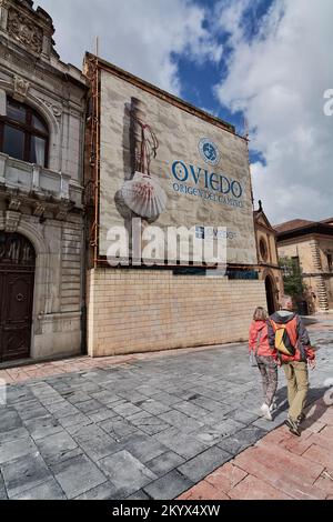 Oviedo, Spanien - 2. Dezember 2022: Straße im historischen Zentrum von Oviedo. Asturien, Spanien, mit einem Werbeposter für den Camino de Santiago Start Stockfoto