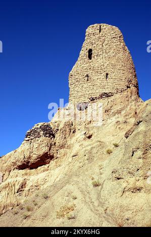 Ein Wachturm im Kakrak-Tal zwischen den Seen Bamyan (Bamiyan) und Band e Amir in Zentralafghanistan. Stockfoto