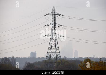 London, Großbritannien. 02.. Dezember 2022. Allgemeine Ansicht eines Stromübertragungsturms, auch bekannt als Pylon, in London. (Foto: Vuk Valcic/SOPA Images/Sipa USA) Guthaben: SIPA USA/Alamy Live News Stockfoto