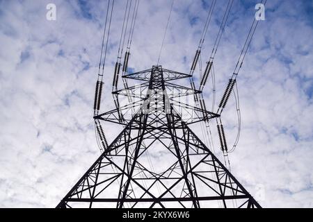 London, Großbritannien. 02.. Dezember 2022. Allgemeine Ansicht eines Stromübertragungsturms, auch bekannt als Pylon, in London. (Foto: Vuk Valcic/SOPA Images/Sipa USA) Guthaben: SIPA USA/Alamy Live News Stockfoto