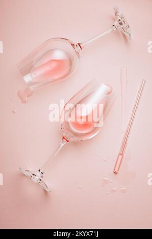 Zwei Gläser Roséwein auf rosa Hintergrund, Draufsicht. Stockfoto