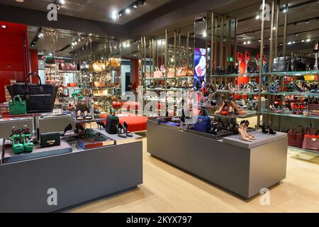 SINGAPUR - 08. NOVEMBER 2015: Im Inneren des Kurt Geiger Stores in den Shoppes in Marina Bay Sands. Kurt Geiger ist ein britischer Schuhhändler. Stockfoto