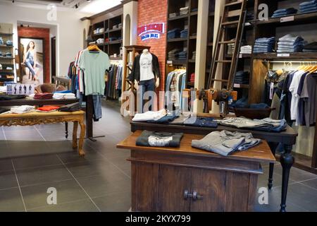 SINGAPUR - 08. NOVEMBER 2015: Das Innere der True Religion Brand Jeans. True Religion Brand Jeans ist ein amerikanisches Bekleidungsunternehmen. Sitz in Vernon, Kalifornien Stockfoto