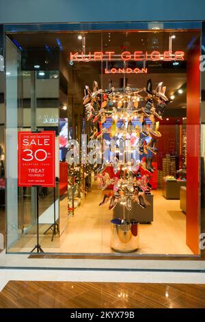 SINGAPUR - 08. NOVEMBER 2015: Shopwindow im Kurt Geiger Store in The Shoppes at Marina Bay Sands. Kurt Geiger ist ein britischer Schuhhändler. Stockfoto