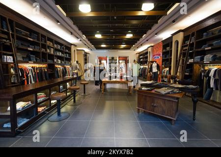 SINGAPUR - 08. NOVEMBER 2015: Das Innere der True Religion Brand Jeans. True Religion Brand Jeans ist ein amerikanisches Bekleidungsunternehmen. Sitz in Vernon, Kalifornien Stockfoto