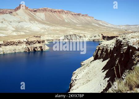 Bamyan (Bamiyan) in Zentralafghanistan. Dies ist der größte der natürlichen blauen Seen in der Band e Amir. Stockfoto