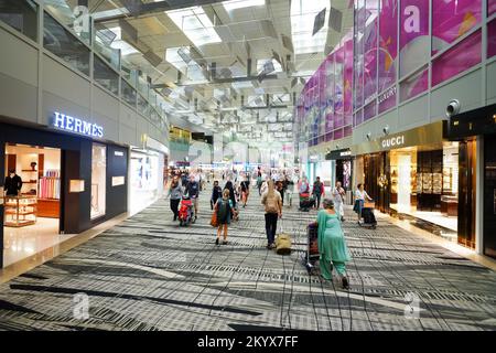 SINGAPUR - 09. NOVEMBER 2015: Innenansicht des Flughafens Changi. Der Flughafen Singapur Changi ist der zivile Hauptflughafen Singapurs und einer der LAR Stockfoto