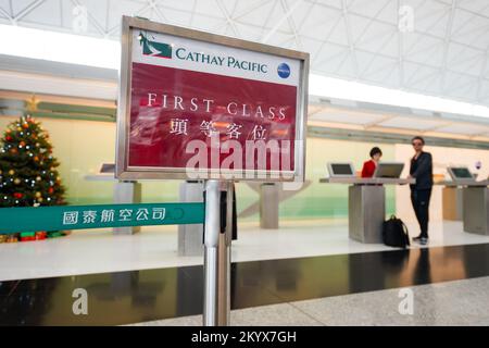 HONGKONG - 24. DEZEMBER 2015: Innenansicht des Flughafens Hongkong. Hong Kong International Airport ist der Hauptflughafen in Hong Kong. Sie befindet sich auf der Stockfoto
