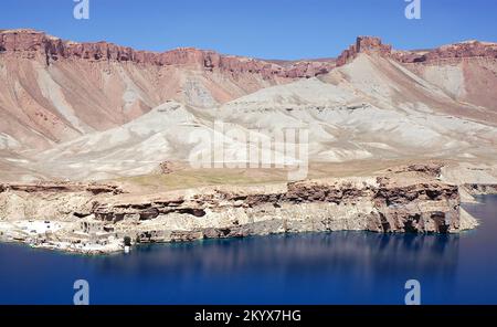 Bamyan (Bamiyan) in Zentralafghanistan. Dies ist der größte der natürlichen blauen Seen in der Band e Amir. Stockfoto