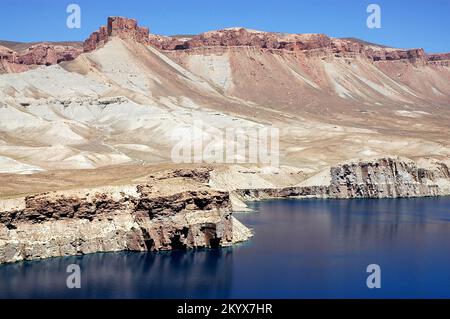 Bamyan (Bamiyan) in Zentralafghanistan. Dies ist der größte der natürlichen blauen Seen in der Band e Amir. Stockfoto