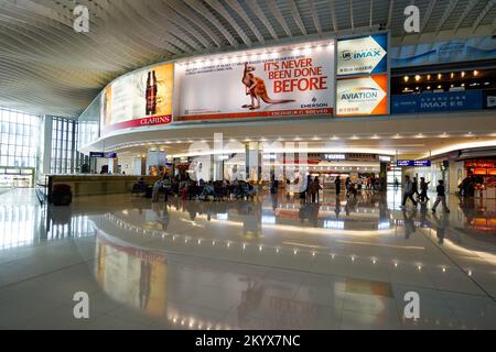 HONGKONG - 24. DEZEMBER 2015: Innenansicht des Flughafens Hongkong. Hong Kong International Airport ist der Hauptflughafen in Hong Kong. Sie befindet sich auf der Stockfoto