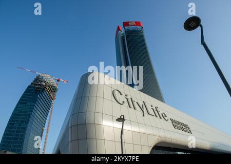 Milano Italia 4 dicembre 2019:Tre torri CityLife Shopping District ist der größte städtische Einkaufsbezirk in Italien Stockfoto