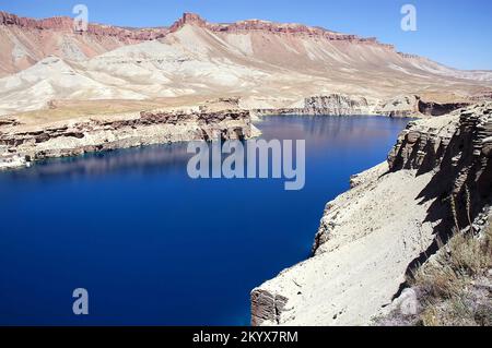 Bamyan (Bamiyan) in Zentralafghanistan. Dies ist der größte der natürlichen blauen Seen in der Band e Amir. Stockfoto