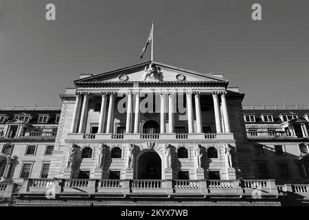 Die Außenfassade der Bank of England, Threadneedle Street, in der City of London UK, in Monochrom Stockfoto