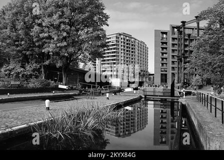 St Pancras Lock on the Regent's Canal und Gasholder Park, King's Cross, London UK, in Monochrom Stockfoto