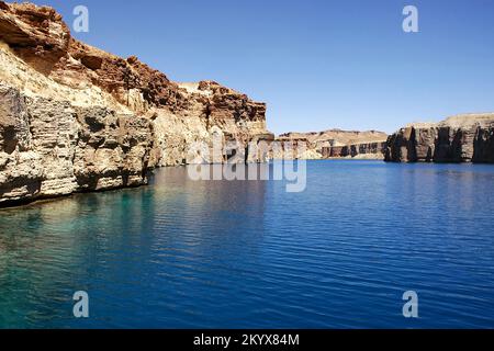 Bamyan (Bamiyan) in Zentralafghanistan. Dies ist der größte der natürlichen blauen Seen in der Band e Amir. Stockfoto