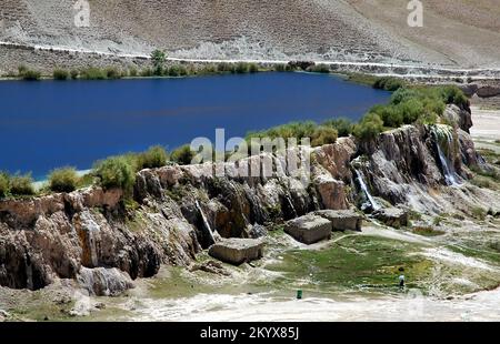 Bamyan (Bamiyan) in Zentralafghanistan. Die blauen Seen im Band e Amir Nationalpark sind durch Travertindämme geformt. Stockfoto