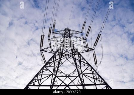 London, Großbritannien. 2.. Dezember 2022. Allgemeine Ansicht eines Stromübertragungsturms, auch bekannt als Pylon, in London. (Kreditbild: © Vuk Valcic/SOPA Images via ZUMA Press Wire) Kredit: ZUMA Press, Inc./Alamy Live News Stockfoto