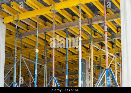 Metallstützen halten die Struktur des zukünftigen Stahlbetonbodens Stockfoto
