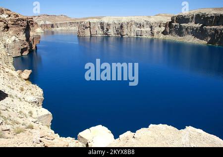 Bamyan (Bamiyan) in Zentralafghanistan. Dies ist der größte der natürlichen blauen Seen in der Band e Amir. Stockfoto