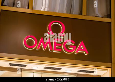 Thessaloniki, Griechenland - 29. September 2022: Logo von Omega, Schweizer Luxusuhrmacher. Stockfoto