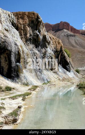 Bamyan (Bamiyan) in Zentralafghanistan. Die Seen bestehen aus Travertindämmen. Detail einer Travertin-Wand von unten. Stockfoto